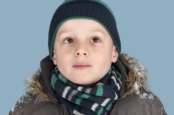 Portret van een jonge jongen met gebreide muts en sjaal - Foto, afbeelding