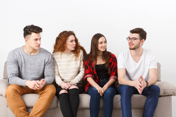 Счастливые молодые друзья, случайные люди, сидящие на диване
 - Фото, изображение