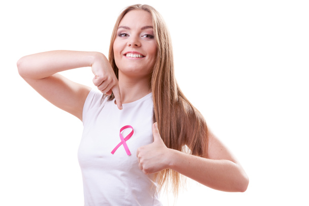 женщина розовый рак лента на груди делает большой палец вверх
 - Фото, изображение