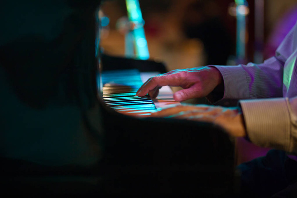 ジャズ ・ カフェ - 望遠でピアニストの手 - 写真・画像