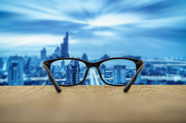  Cityscape επικεντρώθηκε σε γυαλιά φακούς - Φωτογραφία, εικόνα