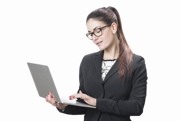 Jeune femme de carrière réussie tient son ordinateur portable
  - Photo, image