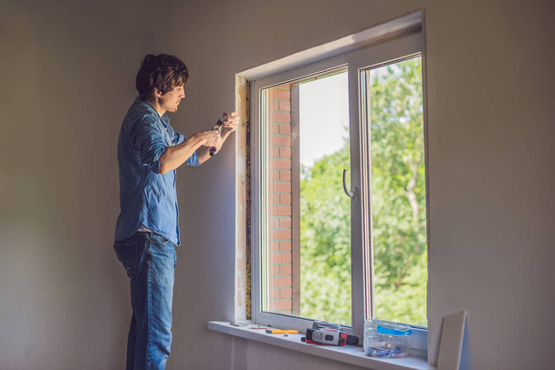 Man in  does window installation - Foto, Imagem