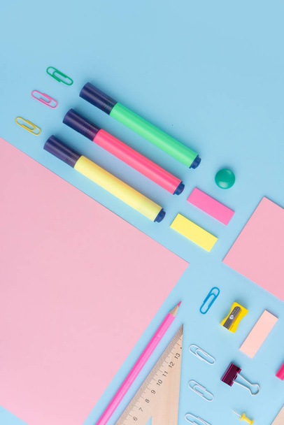 Office supplies on the blue background table - Foto, afbeelding