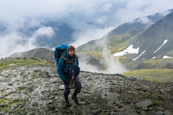Schöner junger Mann Touristen Backpacker Porträt auf Himalaya-Bergblick - Foto, Bild