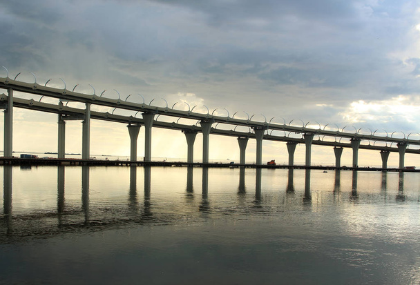 Puente automovilístico en San Petersburgo
 - Foto, Imagen