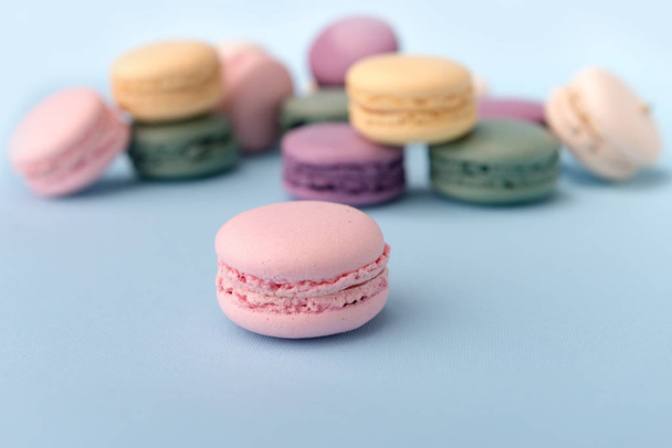 Sweet colorful macaroons on blue table background - Foto, Bild