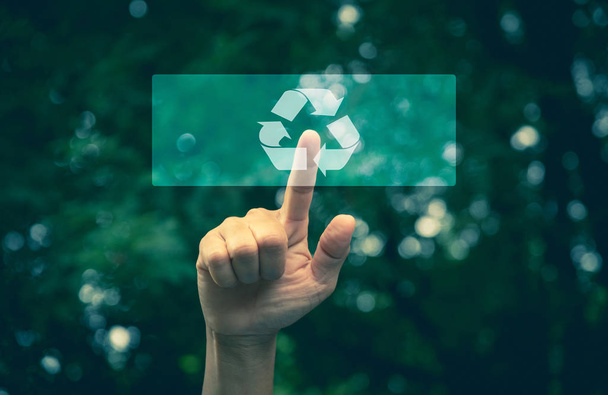 Auf Knopfdruck Ökologie-Schnittstelle mit Pfeil-Recycling. Handdrücken des Recycling-Symbols auf dem Touchscreen der Taste. Umweltkonzept recyceln. - Foto, Bild