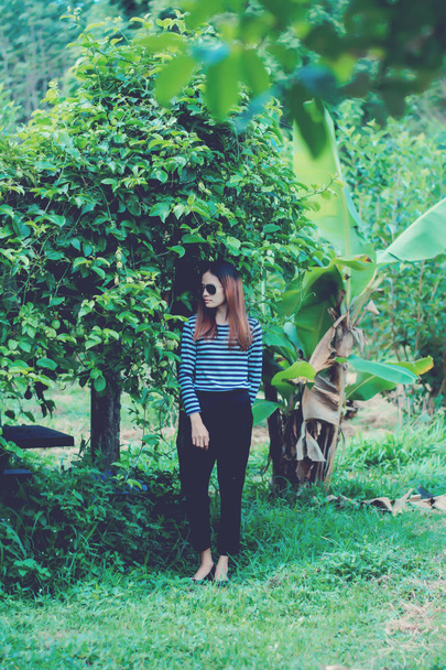 Woman Hipster with sunglasses Fashion Style Lifestyle Concept, wearing a black and white striped t-shirt. - Foto, Imagem