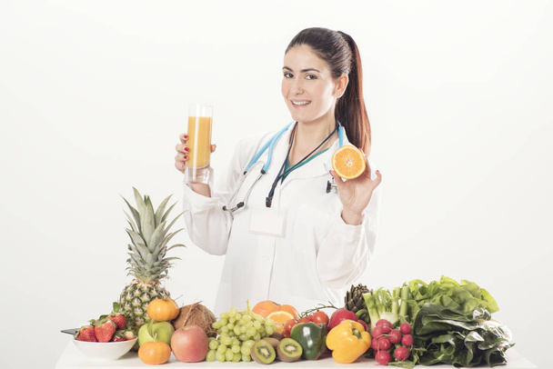 Διαιτολόγος γιατρός στο γραφείο της με φρούτα - Φωτογραφία, εικόνα