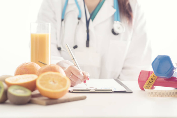 Руки лікаря над фруктами та овочами
  - Фото, зображення