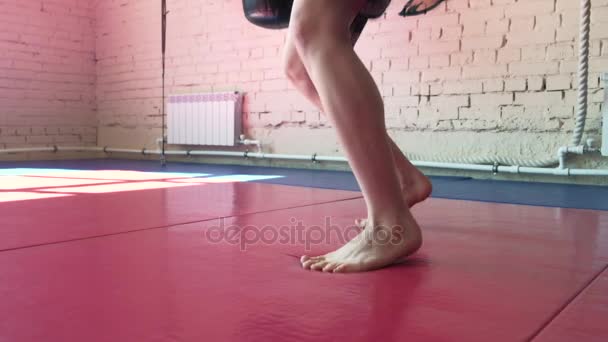 Gyönyörű kick-box nő képzés boxzsák a fitness stúdió heves erő fit test kickboxer sorozat 4k - Felvétel, videó