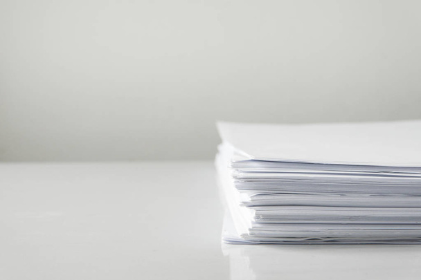 papiers vierges sur table blanche, documents vierges pile papier sur bureau
. - Photo, image
