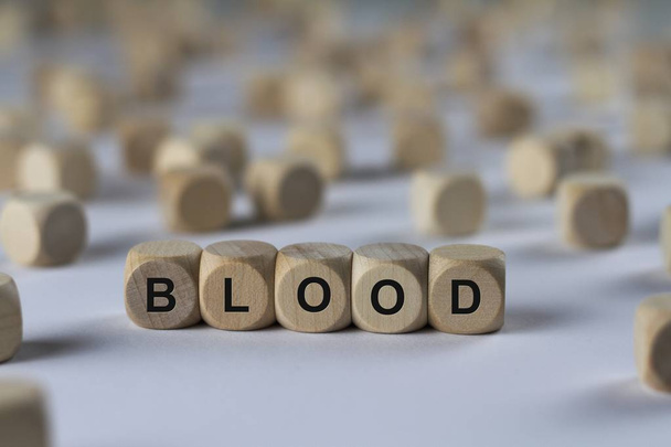 krwi moduł z literami, zalogować się za pomocą drewnianych kostek - Zdjęcie, obraz