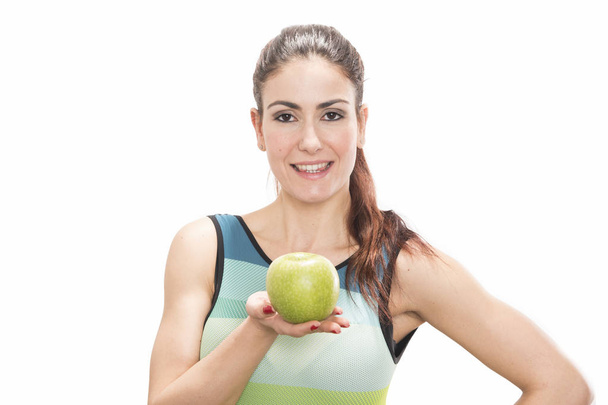 Portrait de jeune femme souriante heureuse en tenue de fitness avec pomme
 - Photo, image