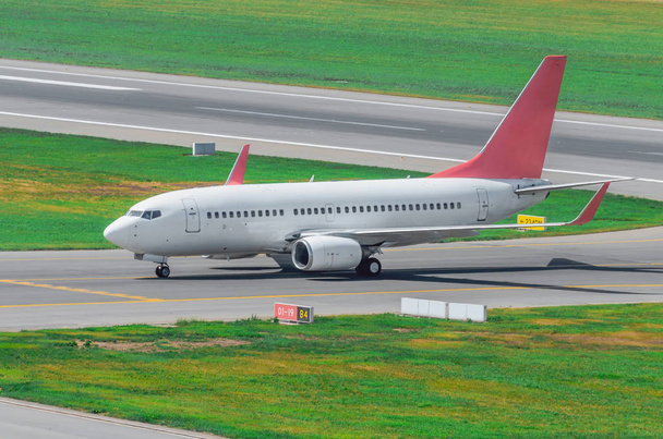 Avião na pista após o pouso, taxiando para o terminal no aeroporto
 - Foto, Imagem
