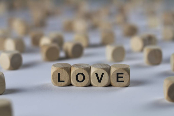 куб любви с буквами, знак с деревянными кубиками
 - Фото, изображение