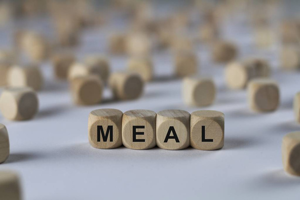 maaltijd kubus met letters, ondertekenen met houten kubussen - Foto, afbeelding