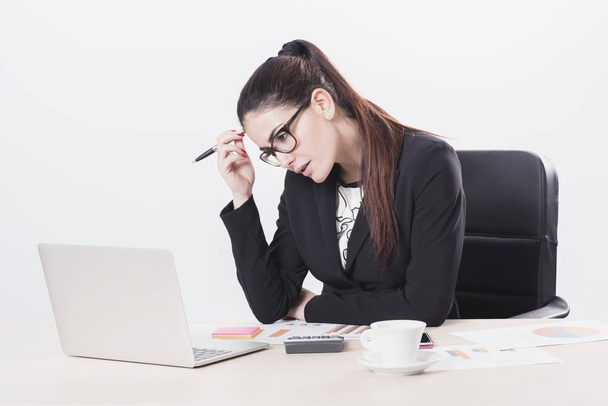 junge Berufsfrau gestresst und müde mit Kopfschmerzen - Foto, Bild
