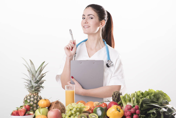 γιατρός διαιτολόγος συνιστώντας υγιεινά τρόφιμα - Φωτογραφία, εικόνα