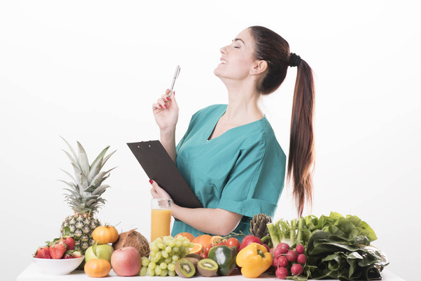 Médico dietista recomendando comida saludable
 - Foto, imagen