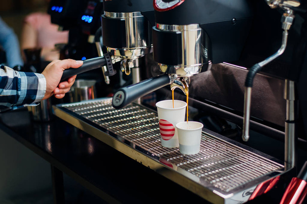 Barman prepara café cerca de una máquina de café.Concepto de preparación y servicio, primer plano
 - Foto, Imagen