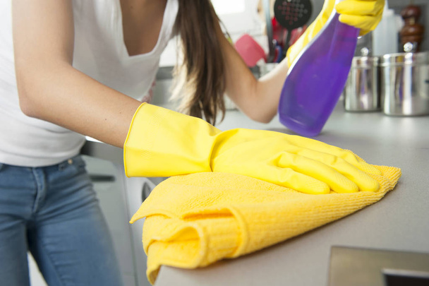 woman cleaning modern kitchen - Foto, afbeelding