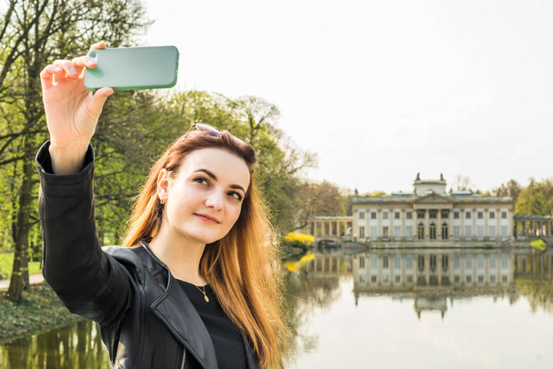 Kız selfie yapar - Fotoğraf, Görsel