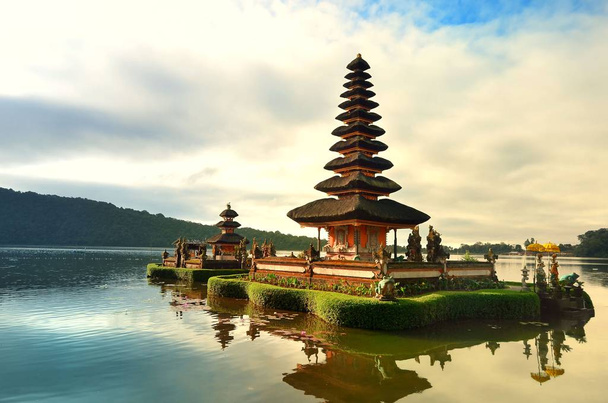 Templo de Pura Ulun Danu em um lago Beratan em Bali Indonésia
 - Foto, Imagem