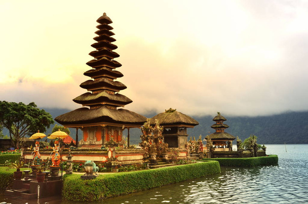 Świątynia Pura Ulun Danu nad jeziorem Beratan na Bali Indonezja - Zdjęcie, obraz