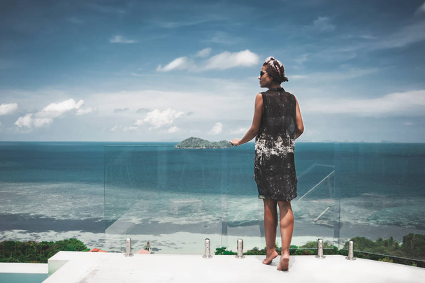 Młoda kobieta relaksujący podziwiać widok na morze, na wyspie w Tajlandii - Zdjęcie, obraz