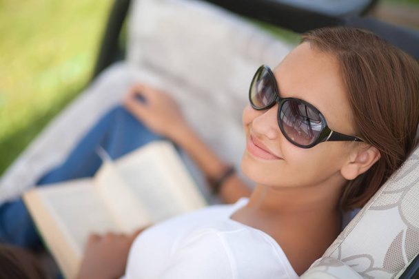 Estudiante chica disfrutar de la lectura en verano
 - Foto, imagen