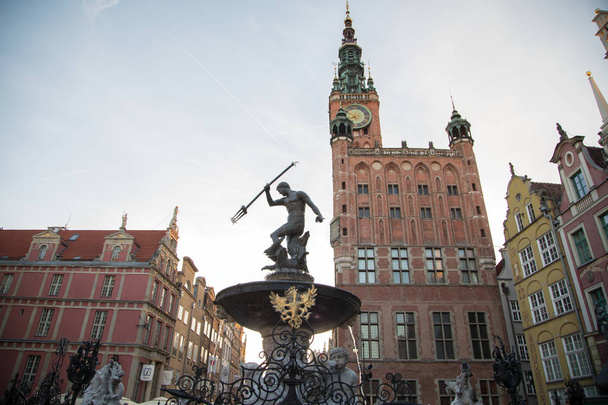 Neptunbrunnen in der Danziger Altstadt, Rathaus und Dlugi targ Platz im Stadtzentrum, ein berühmtes historisches Wahrzeichen, Polen - Foto, Bild