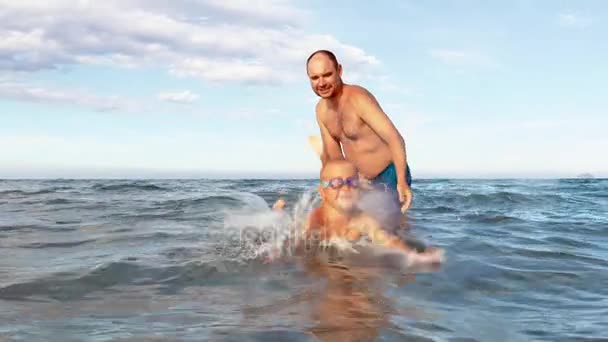 father throws his son to the water - Metraje, vídeo