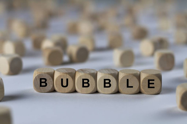 Куб пузыря с буквами, знак с деревянными кубиками
 - Фото, изображение