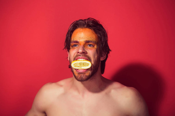 guy with creative fashionable makeup hold lemon, vitamin - Foto, Bild