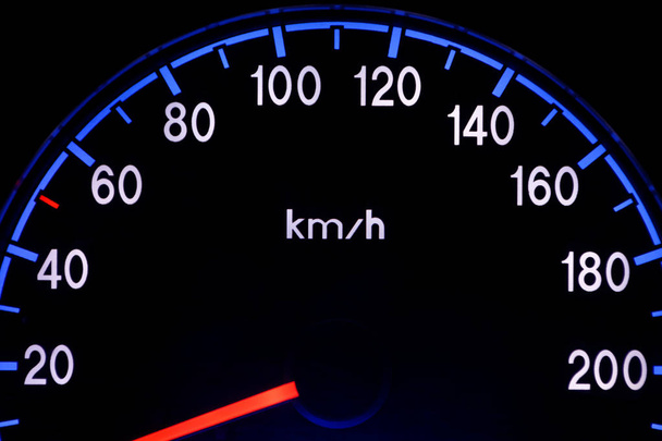 Közelkép egy sebességmérőről egy autóban. - Fotó, kép