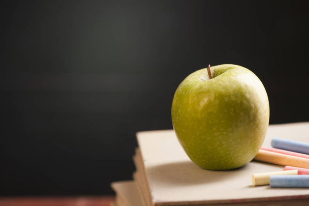 Apfel und Buch. zurück zum Schulkonzept - Foto, Bild