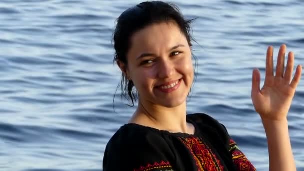 Happy Girl hymyilee ja aaltoja kätensä meren rannalla Blue Waters Egyptissä
 - Materiaali, video