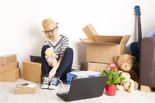 Fiatal nő beköltöző új apartman-ház, bútor-összeszerelés - Fotó, kép