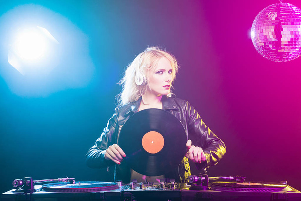 DJ girl on decks on the party - Foto, Bild