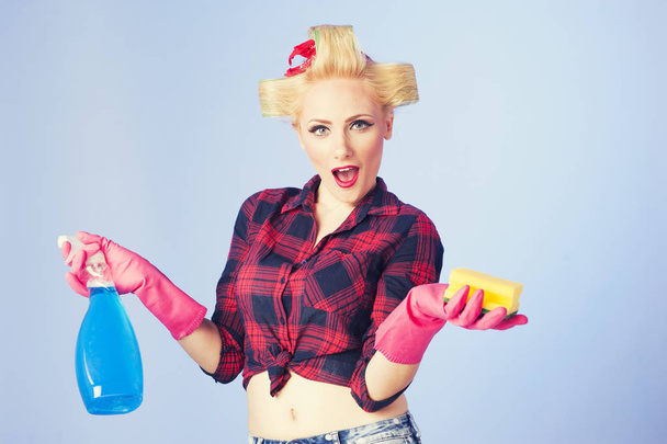Cleaning  pin up style lady holding spray bottle - Foto, imagen