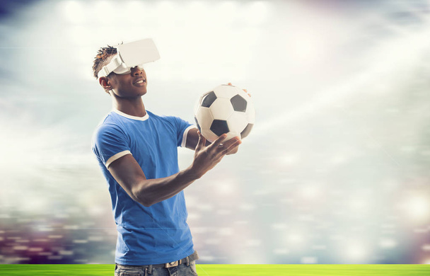 Ο άνθρωπος που παίζει ποδόσφαιρο χρησιμοποιώντας γυαλιά Vr - Φωτογραφία, εικόνα