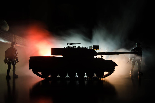 Concept van de oorlog. Militaire silhouetten vechten scène op oorlog mist hemel achtergrond, Wereldoorlog Duitse Tanks silhouetten onder bewolkte Skyline in de nacht. Aanval scène. Gepantserde voertuigen. - Foto, afbeelding