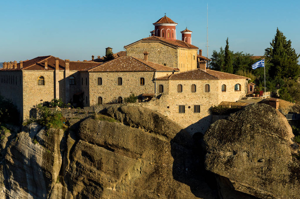 Increíble paisaje al atardecer del Santo Monasterio de San Esteban en Meteora, Tesalia
 - Foto, imagen