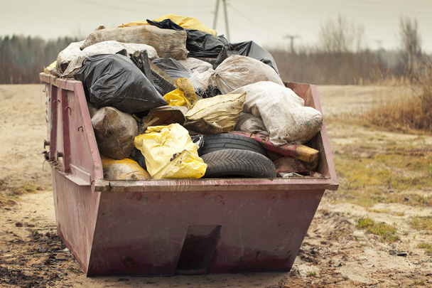 σακούλες σκουπιδιών που στοιβάζονται στο δοχείο - Φωτογραφία, εικόνα