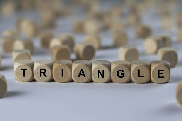 треугольник с буквами, знак с деревянными кубиками
 - Фото, изображение