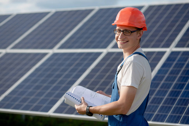 Young man working with solar panels. - Foto, afbeelding