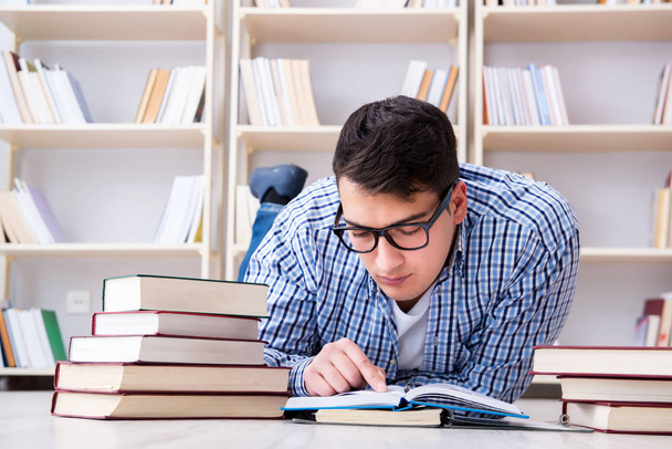 Estudiante joven estudiando con libros - Foto, imagen