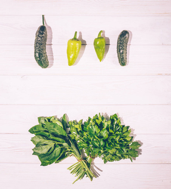 rustikale Küche. frisches Gemüse und duftende Kräuter - Foto, Bild